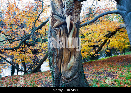 Kingfisher und Fisch Holzschnitzerei durch den Fluß Nidd bei Knaresborough North Yorkshire England Stockfoto