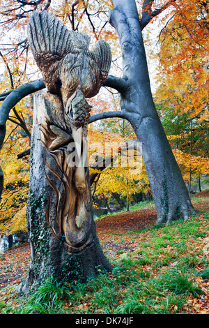 Kingfisher und Fisch Holzschnitzerei durch den Fluß Nidd bei Knaresborough North Yorkshire England Stockfoto