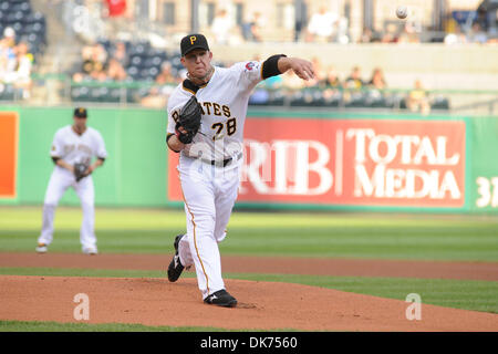 13. Juni 2011 - PENNSYLVANNIA, Pittsburgh, USA - Pittsburgh Pirates ab Krug Paul Maholm (28) Freisetzungen aus den Hügel im ersten Inning als die Pittsburgh Pirates die New York Mets im PNC Park in Pittsburgh, PA übernehmen... Piraten führen die Mets 1-0 an der Unterseite des dritten Inning. (Kredit-Bild: © Dean Beattie/Southcreek Global/ZUMAPRESS.com) Stockfoto