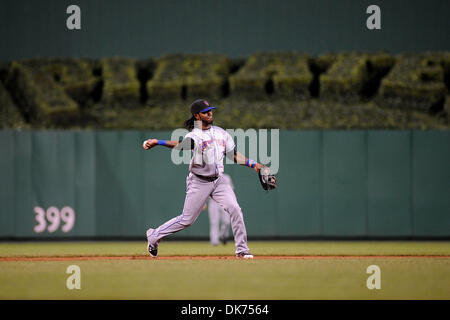 13. Juni 2011 - nehmen PENNSYLVANNIA, Pittsburgh, USA - New York Mets Shortstop Jose Reyes (7) den Wurf zum ersten Base macht nach fielding einen Boden-Ball im achten Inning als die Pittsburgh Pirates auf der New York Mets im PNC Park in Pittsburgh, PA... Piraten besiegen die Mets 3-1. (Kredit-Bild: © Dean Beattie/Southcreek Global/ZUMAPRESS.com) Stockfoto