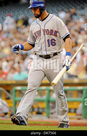 13. Juni 2011 - PENNSYLVANNIA, Pittsburgh, USA - New York Mets Center Fielder Angel Pagan (16) die Platte im zweiten Inning als die Pittsburgh Pirates auf der New York Mets im PNC Park in Pittsburgh, PA, um ergreifen... Piraten besiegen die Mets 3-1. (Kredit-Bild: © Dean Beattie/Southcreek Global/ZUMAPRESS.com) Stockfoto