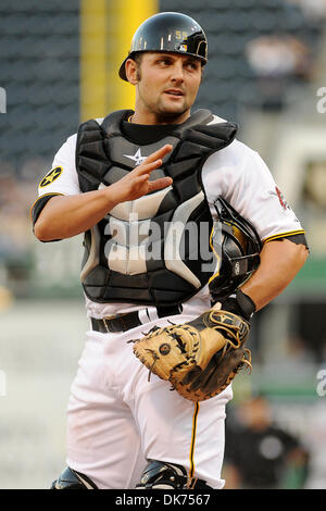 13. Juni 2011 - Pittsburgh, PENNSYLVANNIA, ist US - Pittsburgh Pirates Catcher Michael McKenry (55) der sechste Catcher mit den Piraten in dieser Saison zu spielen. Die Pittsburgh Pirates übernahm die New York Mets im PNC Park in Pittsburgh, PA... Piraten besiegen die Mets 3-1. (Kredit-Bild: © Dean Beattie/Southcreek Global/ZUMAPRESS.com) Stockfoto