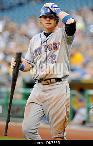 13. Juni 2011 - nehmen PENNSYLVANNIA, Pittsburgh, USA - New York Mets Third Baseman Justin Turner (2) seinen Weg zum Feld Teige im dritten Inning als die Pittsburgh Pirates macht auf der New York Mets im PNC Park in Pittsburgh, PA... Piraten besiegen die Mets 3-1. (Kredit-Bild: © Dean Beattie/Southcreek Global/ZUMAPRESS.com) Stockfoto