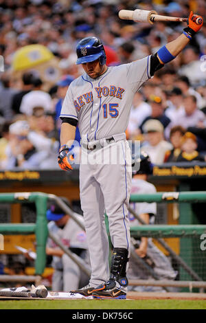 13. Juni 2011 - nehmen PENNSYLVANNIA, Pittsburgh, USA - New York Mets Recht Fielder, die Carlos Beltran (15) im Kreis auf Deck während der sechsten Inning als die Pittsburgh Pirates lockert auf die New York Mets im PNC Park in Pittsburgh, PA... Piraten besiegen die Mets 3-1. (Kredit-Bild: © Dean Beattie/Southcreek Global/ZUMAPRESS.com) Stockfoto