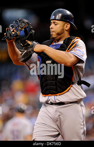 13. Juni 2011 - nehmen PENNSYLVANNIA, Pittsburgh, USA - New York Mets-Catcher legt Ronny Paulino (9) auf seiner Maske, bevor man hinter der Plattenrandes im sechsten Inning als die Pittsburgh Pirates auf der New York Mets im PNC Park in Pittsburgh, PA... Piraten besiegen die Mets 3-1. (Kredit-Bild: © Dean Beattie/Southcreek Global/ZUMAPRESS.com) Stockfoto