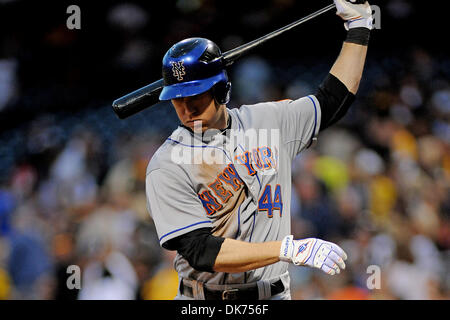 13. Juni 2011 - PENNSYLVANNIA, Pittsburgh, USA - New York Mets linker Feldspieler Jason Bay (44), erstreckt sich vor dem Schlafengehen im siebten Inning bat, wie die Pittsburgh Pirates auf der New York Mets im PNC Park in Pittsburgh, PA... Piraten besiegen die Mets 3-1. (Kredit-Bild: © Dean Beattie/Southcreek Global/ZUMAPRESS.com) Stockfoto