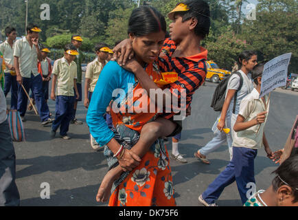 Kalkutta, Indien. 3. Dezember 2013. Menschen mit Behinderungen nehmen Teil an einer Demonstration anlässlich des internationalen Tag der Menschen mit Behinderung in Kalkutta, Hauptstadt des östlichen indischen Bundesstaat Westbengalen am 3. Dezember 2013.  Bildnachweis: Xinhua/Alamy Live-Nachrichten Stockfoto