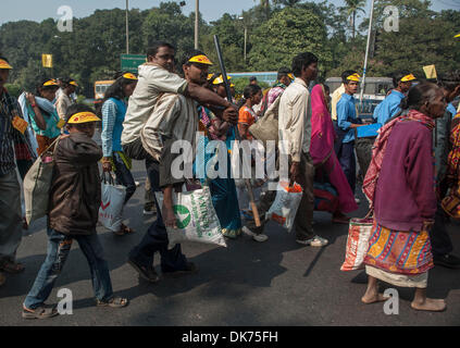 Kalkutta, Indien. 3. Dezember 2013. Menschen mit Behinderungen nehmen Teil an einer Demonstration anlässlich des internationalen Tag der Menschen mit Behinderung in Kalkutta, Hauptstadt des östlichen indischen Bundesstaat Westbengalen am 3. Dezember 2013.  Bildnachweis: Xinhua/Alamy Live-Nachrichten Stockfoto