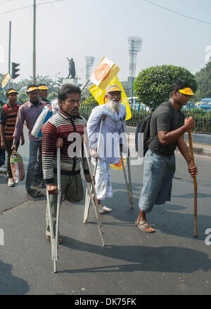 Kalkutta, Indien. 3. Dezember 2013. Menschen mit Behinderungen nehmen Teil an einer Demonstration anlässlich des internationalen Tag der Menschen mit Behinderung in Kalkutta, Hauptstadt des östlichen indischen Bundesstaat Westbengalen am 3. Dezember 2013.  Bildnachweis: Xinhua/Alamy Live-Nachrichten Stockfoto