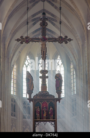 Löwen - SEPTEMBER 3: Presbyterium und Kreuz des St. Peters Dom und Strahlen der Morgensonne Stockfoto