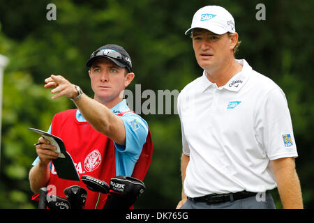 16. Juni 2011 - Bethesda, Maryland, USA - ERNIE ELS bespricht seine Herangehensweise an Loch #5 in der ersten Runde des Spiels bei den US Open (Credit-Bild: © James Berglie/ZUMAPRESS.com) Stockfoto