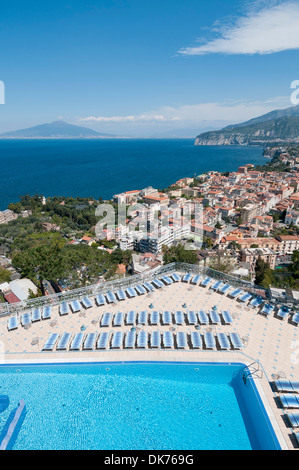 Sorrento. Italien. Blick vom Grand Hotel Presidente in Sorrento & die Bucht von Neapel. Stockfoto