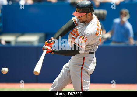 16. Juni 2011 schlägt - Toronto, Ontario, Kanada - Baltimore Orioles Recht Fielder Nick Markakis (21) geschwungen. Baltimore Orioles spielte die Toronto Blue Jays an das Rogers Centre in Toronto, Ontario. Baltimore Orioles besiegt die Toronto Blue Jays-4 - 3. (Kredit-Bild: © Keith Hamilton/Southcreek Global/ZUMAPRESS.com) Stockfoto