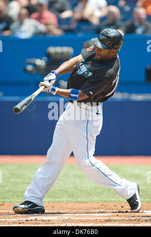 16. Juni 2011 - Toronto, Ontario, Kanada - Toronto Blue Jays linker Feldspieler Corey Patterson (16) trifft eine Single Feld rechts im ersten Inning. Baltimore Orioles spielte die Toronto Blue Jays an das Rogers Centre in Toronto, Ontario. Baltimore Orioles besiegt die Toronto Blue Jays-4 - 3. (Kredit-Bild: © Keith Hamilton/Southcreek Global/ZUMAPRESS.com) Stockfoto