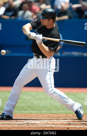 16. Juni 2011 schlägt - Toronto, Ontario, Kanada - Toronto Blue Jays erster Basisspieler Adam Lind (26), die Tonhöhe zu beobachten. Baltimore Orioles spielen die Toronto Blue Jays auf das Rogers Centre in Toronto, Ontario. Baltimore Orioles spielte die Toronto Blue Jays an das Rogers Centre in Toronto, Ontario. Baltimore Orioles besiegt die Toronto Blue Jays-4 - 3. (Kredit Ima Stockfoto