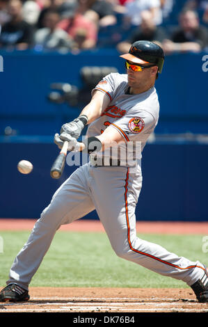 16. Juni 2011 - Toronto, Ontario, Kanada - Baltimore Orioles linker Feldspieler Luke Scott (30) trifft eine Linie Fahrt zum zweiten ein out. Baltimore Orioles spielen die Toronto Blue Jays auf das Rogers Centre in Toronto, Ontario. Baltimore Orioles spielte die Toronto Blue Jays an das Rogers Centre in Toronto, Ontario. Baltimore Orioles besiegt die Toronto Blue Jays-4 - 3. (Cr Stockfoto