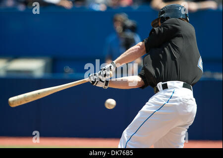 16. Juni 2011 vermisst - Toronto, Ontario, Kanada - Toronto Blue Jays zweiter Basisspieler Aaron Hill (2) einen Stellplatz. Baltimore Orioles spielte die Toronto Blue Jays an das Rogers Centre in Toronto, Ontario. Baltimore Orioles besiegt die Toronto Blue Jays-4 - 3. (Kredit-Bild: © Keith Hamilton/Southcreek Global/ZUMAPRESS.com) Stockfoto