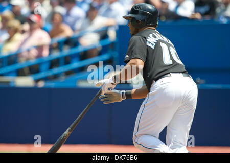 16. Juni 2011 - Toronto, Ontario, Kanada - Toronto Blue Jays bezeichneten Hitter Edwin Encarnacion (10) im Kampf gegen die Baltimore Orioles. Baltimore Orioles spielte die Toronto Blue Jays an das Rogers Centre in Toronto, Ontario. Baltimore Orioles besiegt die Toronto Blue Jays-4 - 3. (Kredit-Bild: © Keith Hamilton/Southcreek Global/ZUMAPRESS.com) Stockfoto