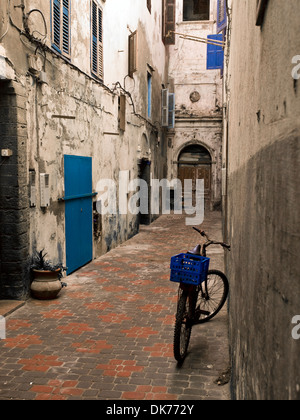 Fahrrad in Gasse, Medina in Essaouira, Marokko Stockfoto