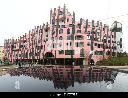 Magdeburg, Deutschland. 3. Dezember 2013. Die "Grüne Zitadelle", ein modernes Gebäude, entworfen vom österreichischen Künstler und Architekten Friedensreich Hundertwasser (1928-2000), ist in Magdeburg, Deutschland, 3. Dezember 2013 abgebildet. Die Wohnung und Bürogebäude ist geplant, an der Gestium-Gruppe in Halle/Saale verkauft werden die Immobilien für Investoren der Schweizer Hausverwaltung Actieninvest AG verwaltet. Foto: Jens Wolf/ZB/Dpa/Alamy Live News Stockfoto