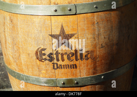 Estrella Damm, Pilsner Bier, gebraut in Barcelona, Katalonien, Spanien. Stockfoto