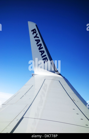 Ryanair, Ryanair Flugzeug mit Ryanair Namen am Flügel. Stockfoto