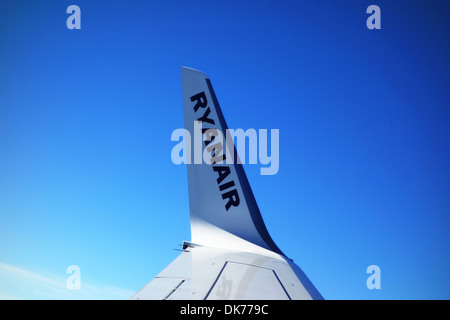 Ryanair, Ryanair Flugzeug mit Ryanair Namen am Flügel. Stockfoto