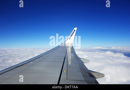 Ryanair, Ryanair Flugzeug mit Ryanair Namen am Flügel. Stockfoto