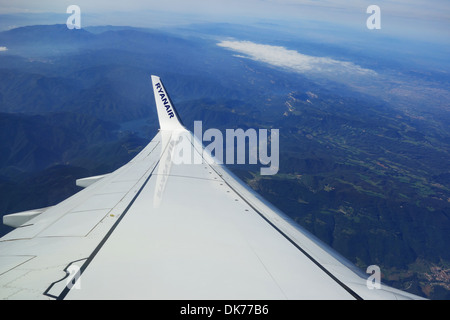 Ryanair, Ryanair Flugzeug mit Ryanair Namen am Flügel. Stockfoto