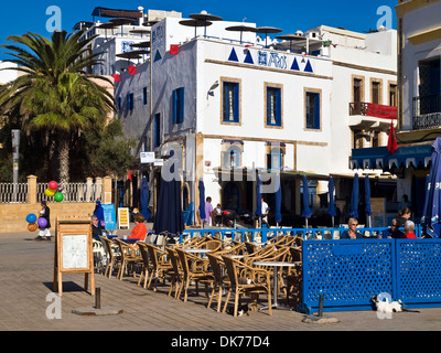 Essaouira an der Atlantikküste, Marokko, Cafés auf dem Hauptplatz der Altstadt Stockfoto