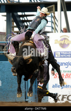 16. Juni 2011 - Reno, Nevada, USA - Jacob O'Mara reitet Riptide bei den Seminole Hard Rock Xtreme Bulls Reno Rodeo. (Kredit-Bild: © Matt Cohen/Southcreek Global/ZUMAPRESS.com) Stockfoto