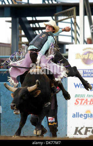 16. Juni 2011 - Reno, Nevada, USA - Jacob O'Mara reitet Riptide bei den Seminole Hard Rock Xtreme Bulls Reno Rodeo. (Kredit-Bild: © Matt Cohen/Southcreek Global/ZUMAPRESS.com) Stockfoto