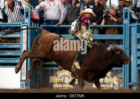 16. Juni 2011 - Reno, Nevada, USA - Myron Duarte von Auburn, WA reitet Chili bei den Seminole Hard Rock Xtreme Bulls Reno Rodeo. (Kredit-Bild: © Matt Cohen/Southcreek Global/ZUMAPRESS.com) Stockfoto