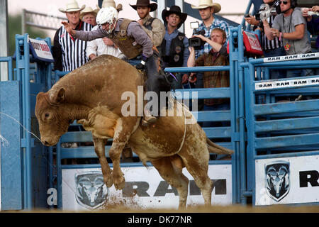 16. Juni 2011 - Reno, Nevada, US - stürmischen Flügel Dalhart, reitet TX Patriot bei den Seminole Hard Rock Xtreme Bulls Reno Rodeo. (Kredit-Bild: © Matt Cohen/Southcreek Global/ZUMAPRESS.com) Stockfoto