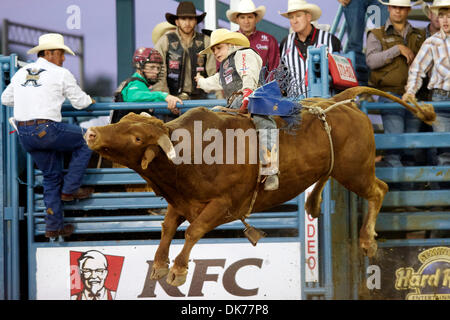 16. Juni 2011 - Fahrten Reno, Nevada, USA - Aaron Pass von Dallas, TX 716 bei den Seminole Hard Rock Xtreme Bulls Reno Rodeo. (Kredit-Bild: © Matt Cohen/Southcreek Global/ZUMAPRESS.com) Stockfoto