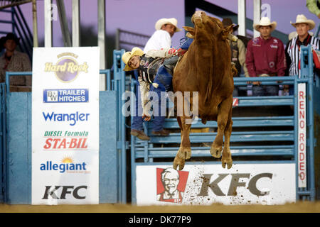 16. Juni 2011 - Fahrten Reno, Nevada, USA - Aaron Pass von Dallas, TX 716 bei den Seminole Hard Rock Xtreme Bulls Reno Rodeo. (Kredit-Bild: © Matt Cohen/Southcreek Global/ZUMAPRESS.com) Stockfoto