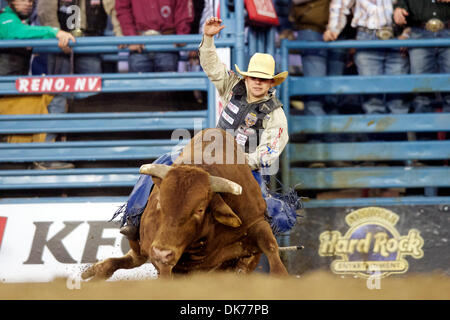 16. Juni 2011 - Fahrten Reno, Nevada, USA - Aaron Pass von Dallas, TX 716 bei den Seminole Hard Rock Xtreme Bulls Reno Rodeo. (Kredit-Bild: © Matt Cohen/Southcreek Global/ZUMAPRESS.com) Stockfoto