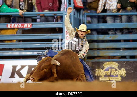 16. Juni 2011 - Fahrten Reno, Nevada, USA - Aaron Pass von Dallas, TX 716 bei den Seminole Hard Rock Xtreme Bulls Reno Rodeo. (Kredit-Bild: © Matt Cohen/Southcreek Global/ZUMAPRESS.com) Stockfoto