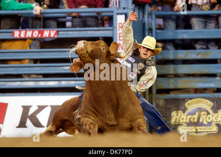 16. Juni 2011 - Fahrten Reno, Nevada, USA - Aaron Pass von Dallas, TX 716 bei den Seminole Hard Rock Xtreme Bulls Reno Rodeo. (Kredit-Bild: © Matt Cohen/Southcreek Global/ZUMAPRESS.com) Stockfoto