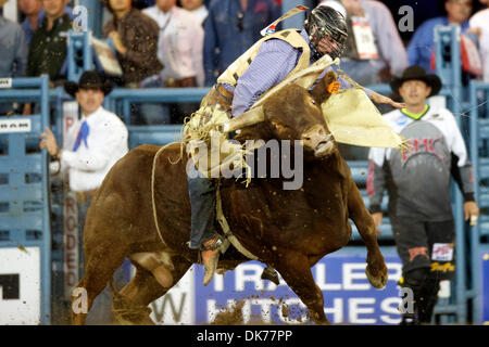 16. Juni 2011 - Reno, Nevada, USA - Trevor Kastner von Ardmore, 728 bei den Seminole Hard Rock Xtreme Bulls Reno Rodeo. (Kredit-Bild: © Matt Cohen/Southcreek Global/ZUMAPRESS.com) Stockfoto