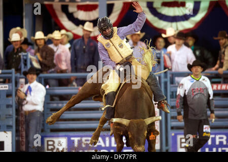 16. Juni 2011 - Reno, Nevada, USA - Trevor Kastner von Ardmore, 728 bei den Seminole Hard Rock Xtreme Bulls Reno Rodeo. (Kredit-Bild: © Matt Cohen/Southcreek Global/ZUMAPRESS.com) Stockfoto