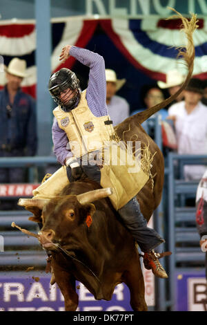 16. Juni 2011 - Reno, Nevada, USA - Trevor Kastner von Ardmore, 728 bei den Seminole Hard Rock Xtreme Bulls Reno Rodeo. (Kredit-Bild: © Matt Cohen/Southcreek Global/ZUMAPRESS.com) Stockfoto