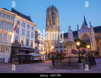 MECHELEN, Belgien - 4 SEPTEMBER: St. Rumbold Kathedrale in Dämmerung und Statue von Margarete von Österreich Stockfoto