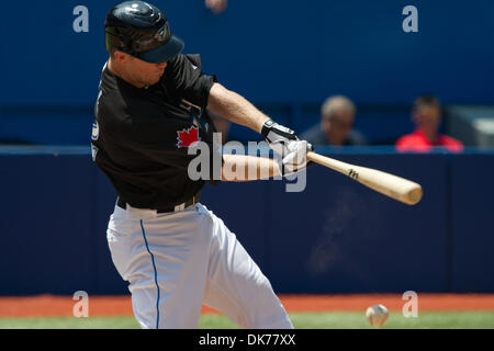 16. Juni 2011 - Toronto, Ontario, Kanada - Toronto Blue Jays zweiter Basisspieler Aaron Hill (2) trifft ein Pitch-Foul. Baltimore Orioles spielte die Toronto Blue Jays an das Rogers Centre in Toronto, Ontario. Baltimore Orioles besiegt die Toronto Blue Jays-4 - 3. (Kredit-Bild: © Keith Hamilton/Southcreek Global/ZUMAPRESS.com) Stockfoto