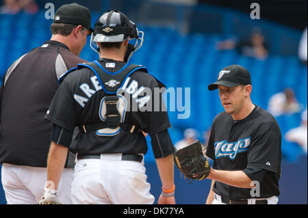 16. Juni 2011 - Toronto, Ontario, Kanada - Toronto Blue Jays Krug Shawn Camp (57) tritt das Spiel im neunten Inning. Baltimore Orioles spielte die Toronto Blue Jays an das Rogers Centre in Toronto, Ontario. Baltimore Orioles besiegt die Toronto Blue Jays-4 - 3. (Kredit-Bild: © Keith Hamilton/Southcreek Global/ZUMAPRESS.com) Stockfoto