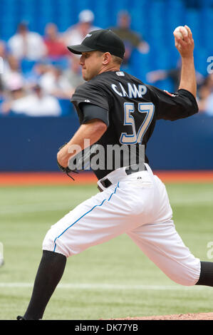 16. Juni 2011 - Toronto, Ontario, Kanada - Toronto Blue Jays Krug Shawn Camp (57) tritt das Spiel im neunten Inning. Baltimore Orioles spielte die Toronto Blue Jays an das Rogers Centre in Toronto, Ontario. Baltimore Orioles besiegt die Toronto Blue Jays-4 - 3. (Kredit-Bild: © Keith Hamilton/Southcreek Global/ZUMAPRESS.com) Stockfoto