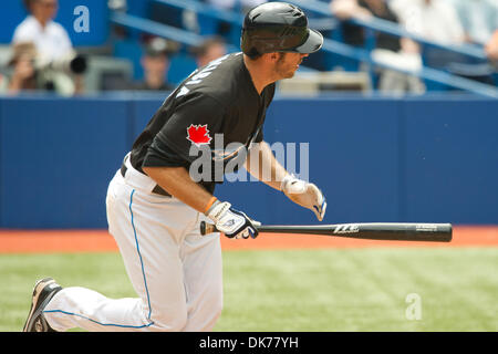 16. Juni 2011 - Toronto, Ontario, Kanada - Toronto Blue Jays Catcher J.P. Arencibia (9) Gründen heraus, Shortstop für das letzte Stück des Spiels. Baltimore Orioles spielte die Toronto Blue Jays an das Rogers Centre in Toronto, Ontario. Baltimore Orioles besiegt die Toronto Blue Jays-4 - 3. (Kredit-Bild: © Keith Hamilton/Southcreek Global/ZUMAPRESS.com) Stockfoto