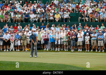 17. Juni 2011 - Bethesda, Maryland, USA - RORY McILROY putts auf Loch #6 in der zweiten Runde des Spiels bei den US Open (Credit-Bild: © James Berglie/ZUMAPRESS.com) Stockfoto