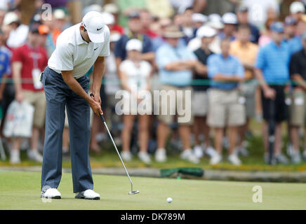 17. Juni 2011 - Bethesda, Maryland, USA - CHARL SCHWARTZEL putts auf Loch #6 in der zweiten Runde des Spiels bei den US Open (Credit-Bild: © James Berglie/ZUMAPRESS.com) Stockfoto