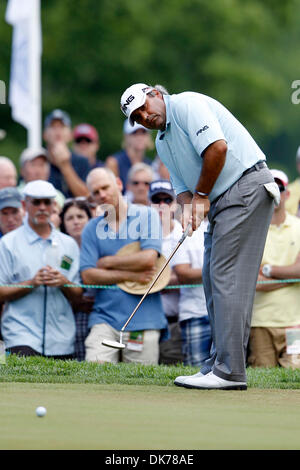 17. Juni 2011 - Bethesda, Maryland, USA - ANGEL CABRERA putts auf Loch #9 in der zweiten Runde des Spiels bei den US Open (Credit-Bild: © James Berglie/ZUMAPRESS.com) Stockfoto